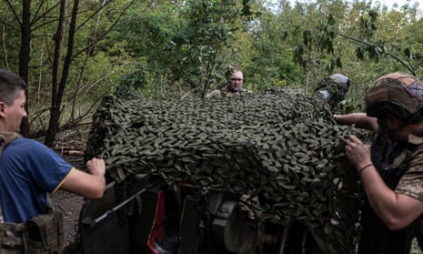 Ukrainian soldiers prepare D-30 artillery covered with camo to fire in the direction of Klishchiivka.