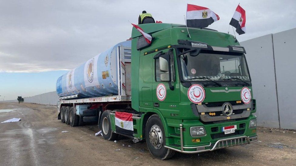 An Egyptian tanker waits at Egypt's Rafah crossing before delivering fuel to the Gaza Strip (15 November 2023)