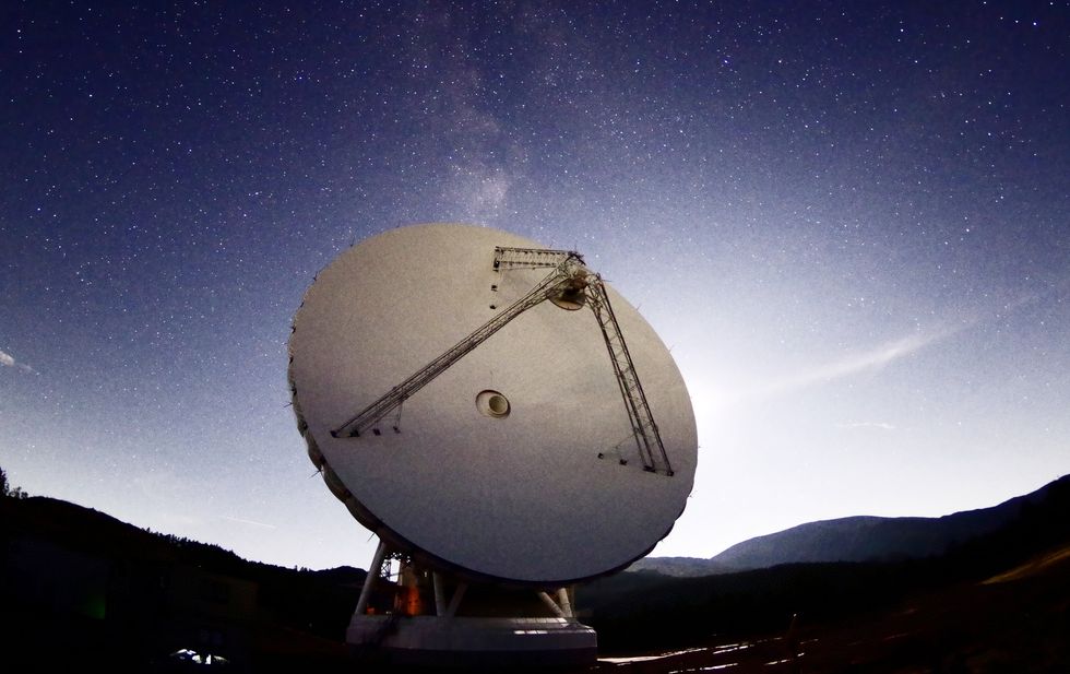 Photo of a large dish antenna.