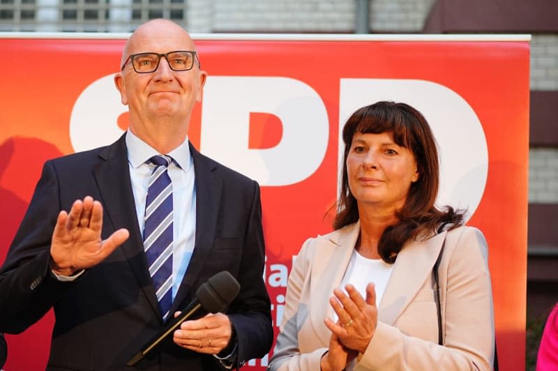 Dietmar Woidke, Minister President and Chairman of the Social Democratic Party (SPD) in Brandenburg, and his wife Susanne are on stage at the SPD election party after the first forecasts of the Brandenburg state elections. Kay Nietfeld/dpa