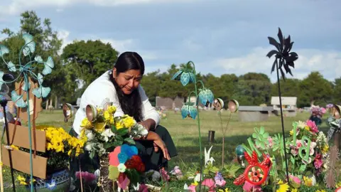 Jossie Flor Sapunar/CASA Ms Castellón  at the grave of her husband. 