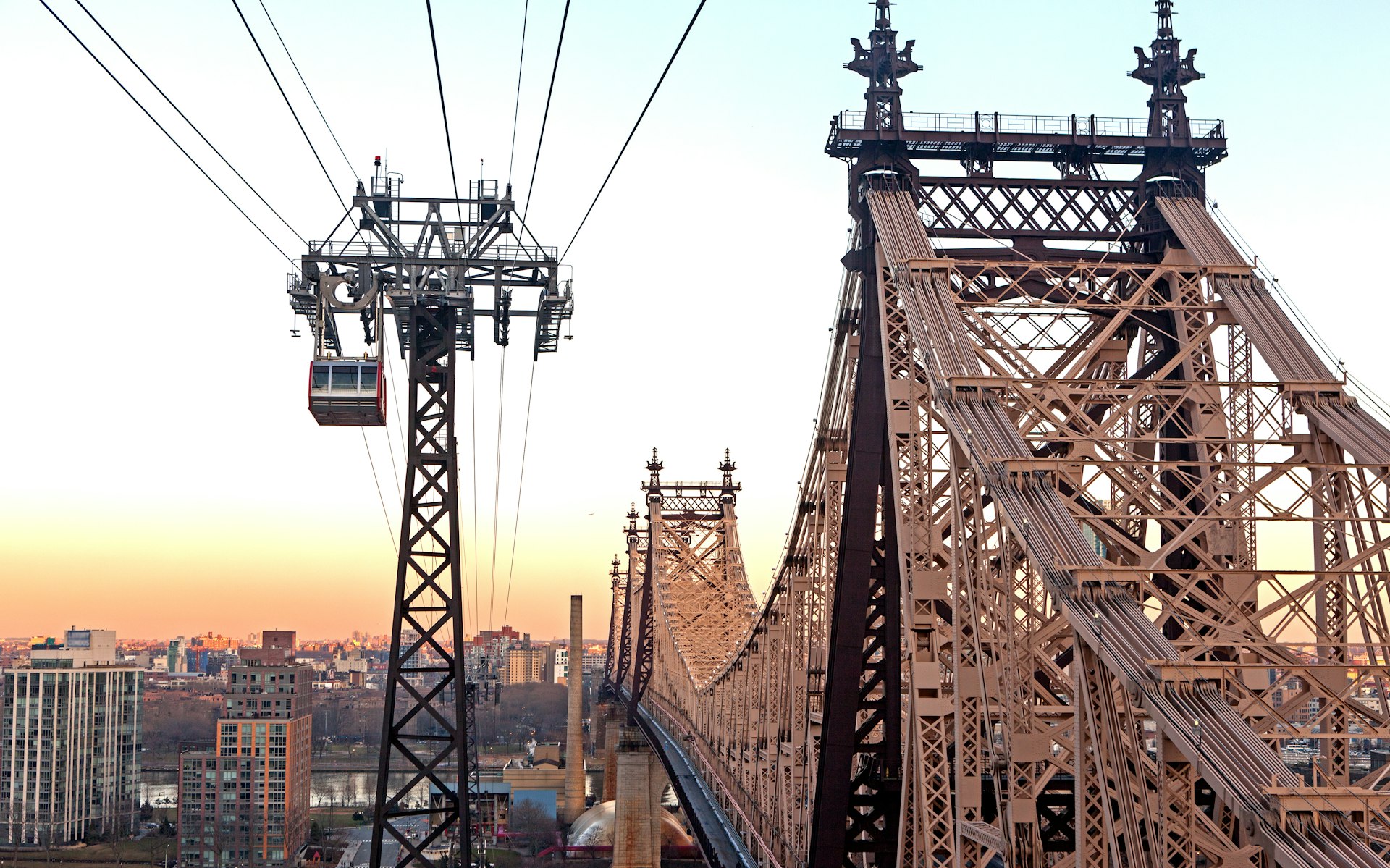 The Roosevelt Island tram and the Queensboro Bridge 