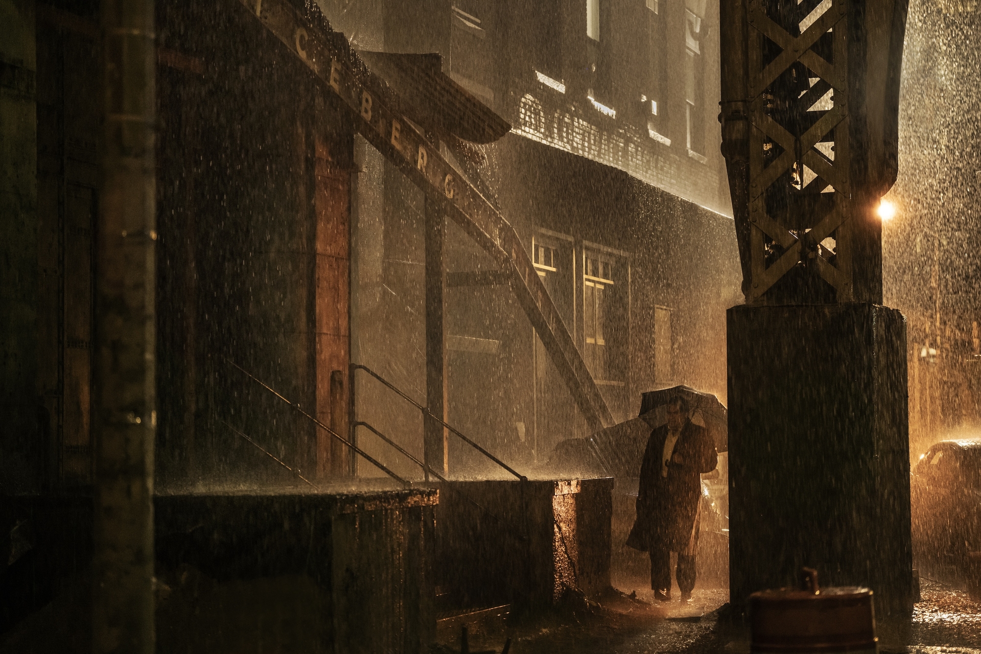 Oz Cobb walking in the rain in Gotham