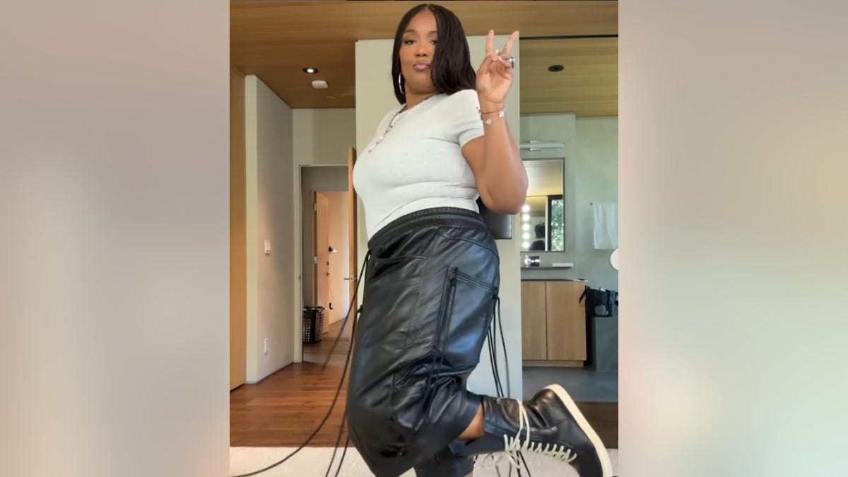 lizzo flashing peace sign after weight loss