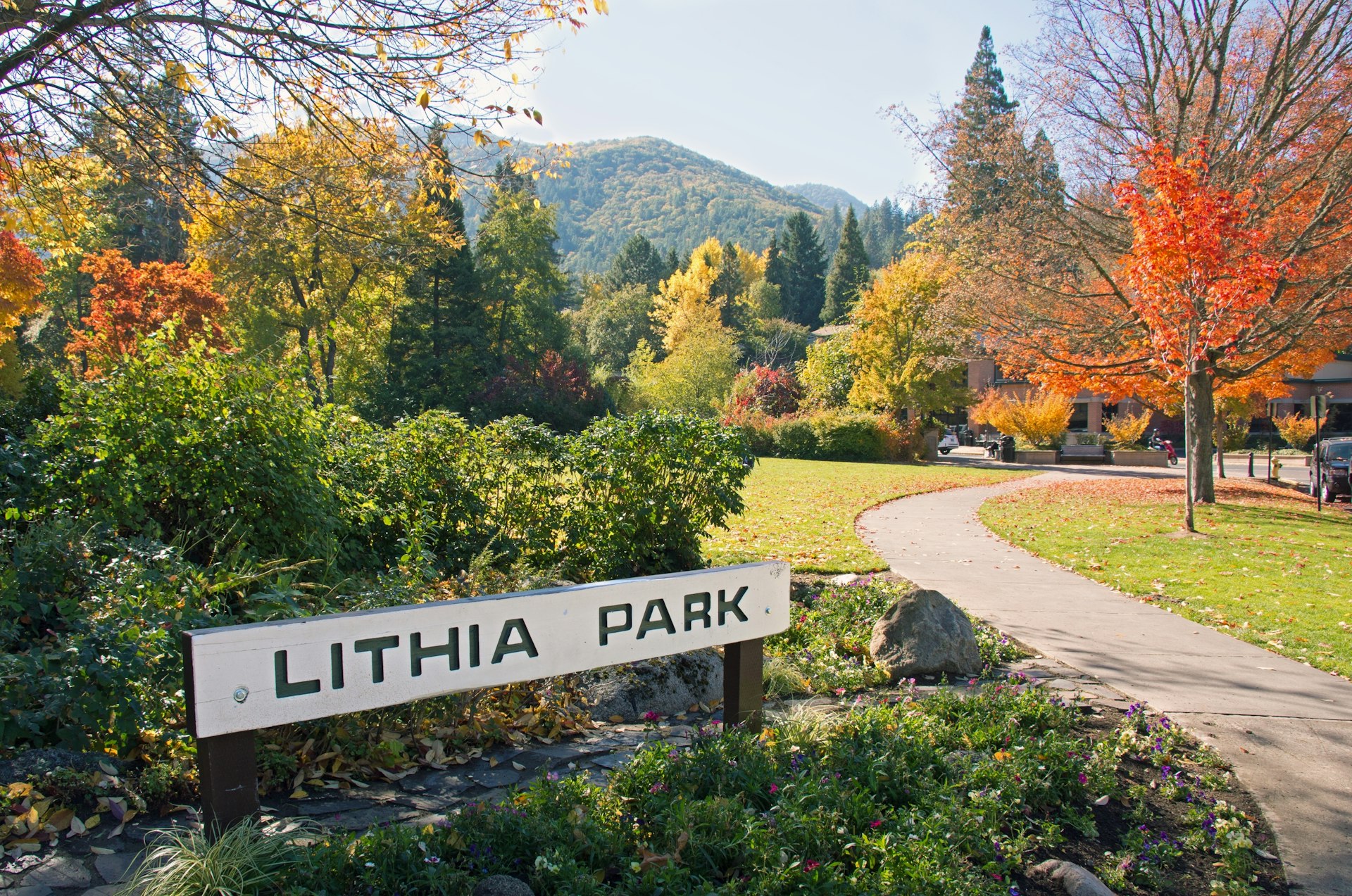 Sign and entrance to Lithia Park, Ashland, Oregon, USA. 